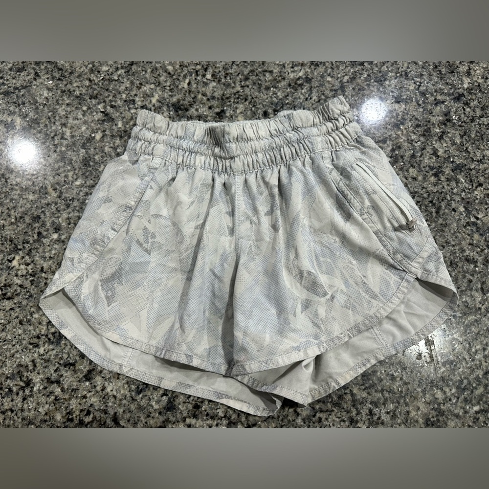 Lululemon Tracker Short V *4"